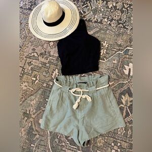 Veronica Beard light green Jean high-waisted pleated shorts with rope belt 💚